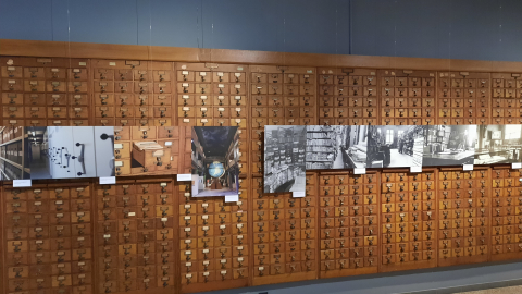 Wand met ladenmeubels